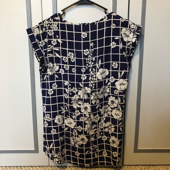 Express Short Sleeve Blouse - Picture 5 of 5